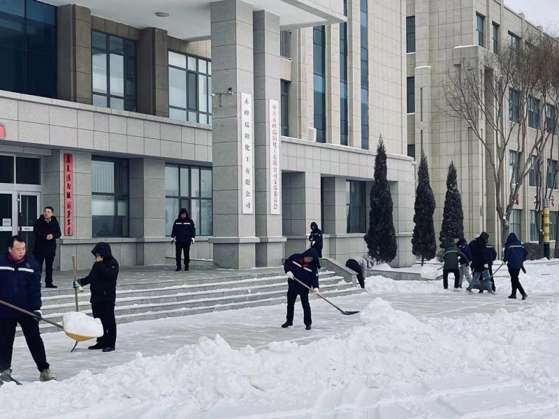 不畏嚴寒，除雪保安全出行